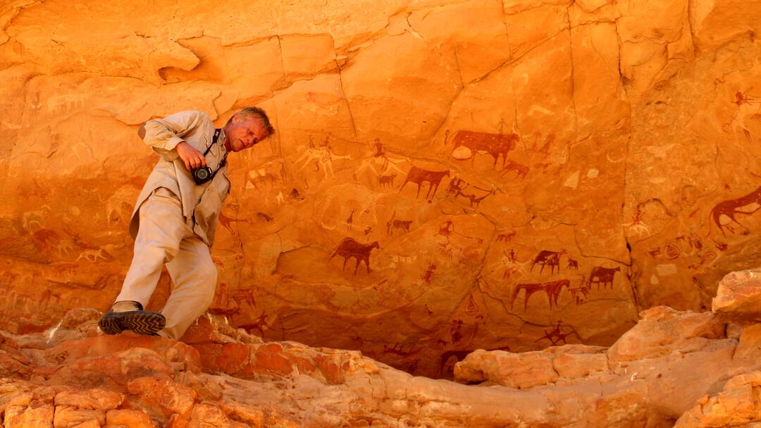 Nicht nur Felszeichnungen interessieren den Forscher – die Dokumentation mit der Kamera gehört zur Feldarbeit wie hier am Ennedi-Plateau im Tschad. Der Sandsteinkomplex in der Sahara wurde 2016 in die Welterbeliste der Unesco aufgenommen