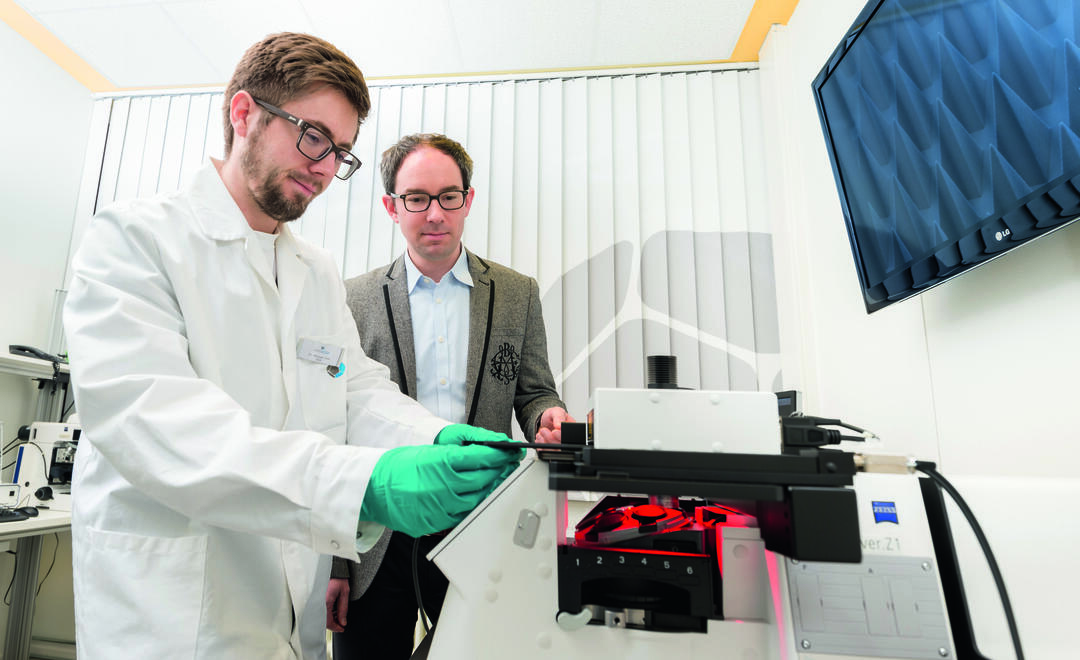 Die Nanoscribe-Gründungsmitglieder Dr. Michael Thiel (li) und Martin Hermatschweiler (re) (Foto: Tobias Schwerdt/Nanoscribe)