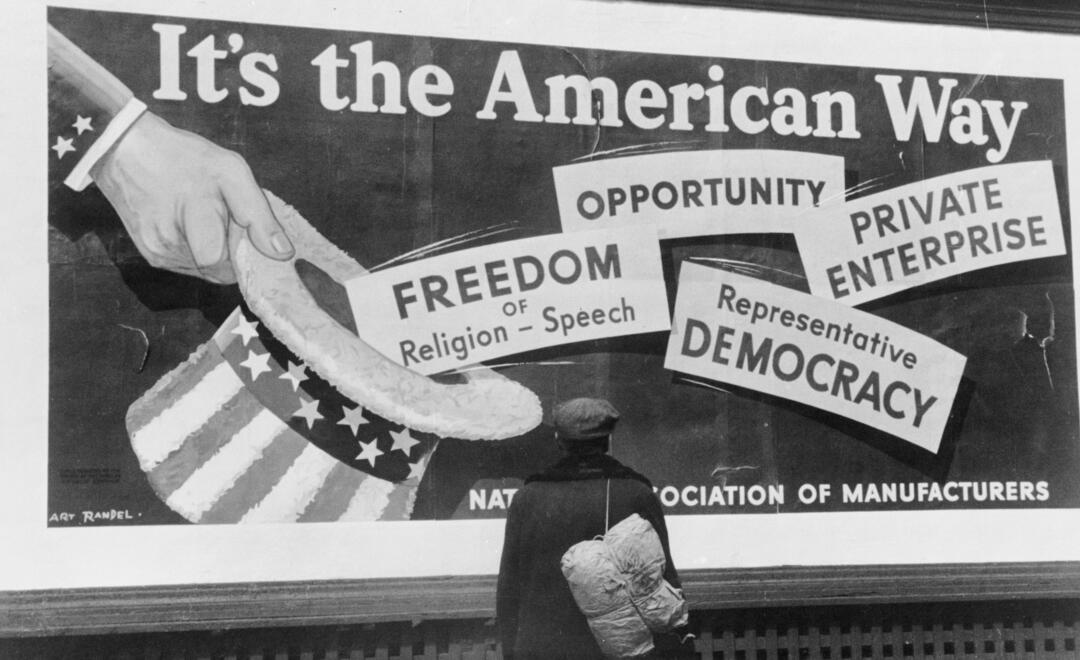 Wandarbeiter auf dem US Highway 99, Kalifornien, vor einem Plakat der National Association of Manufacturers. Foto, 1937, von Dorothea Lange.