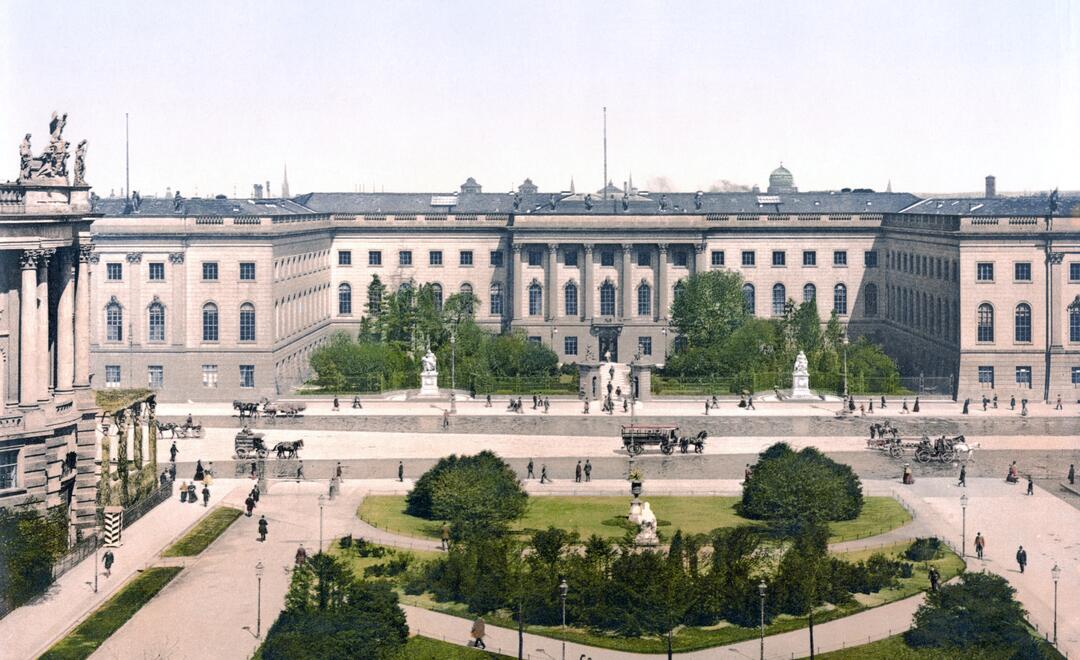 Foto: Gemeinfrei/Unknown: [Berlin Universität um 1900]( https://commons.wikimedia.org/wiki/File:Berlin_Universit%C3%A4t_um_1900.jpg), via Wikimedia Commons