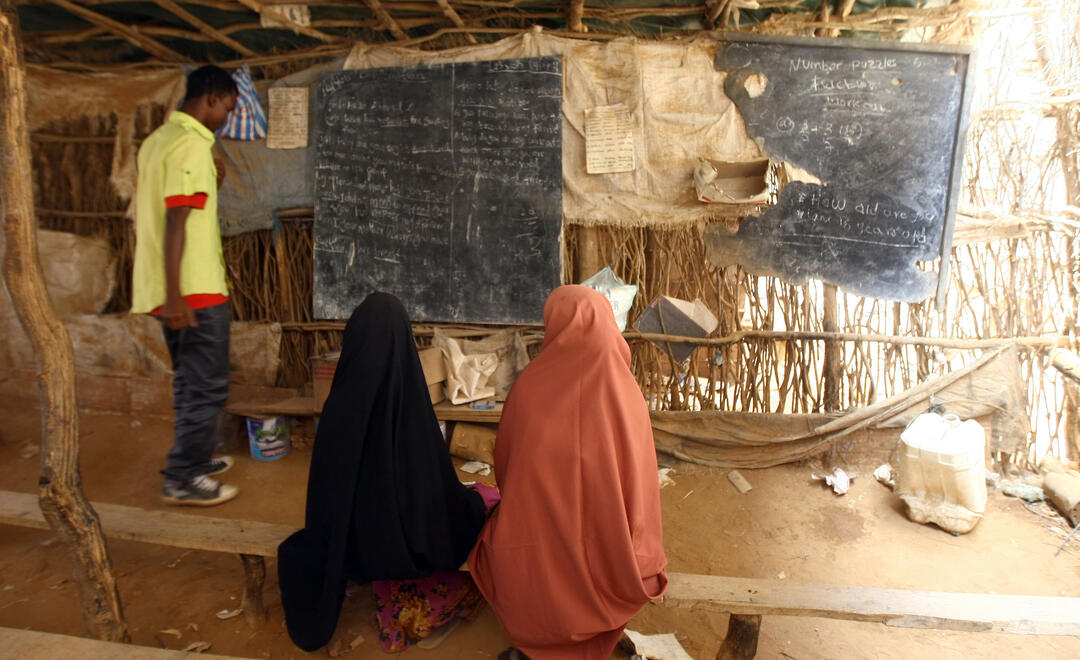 Somalische Frauen studieren Englisch im kenianischen Flüchtlingslager Dadaab.