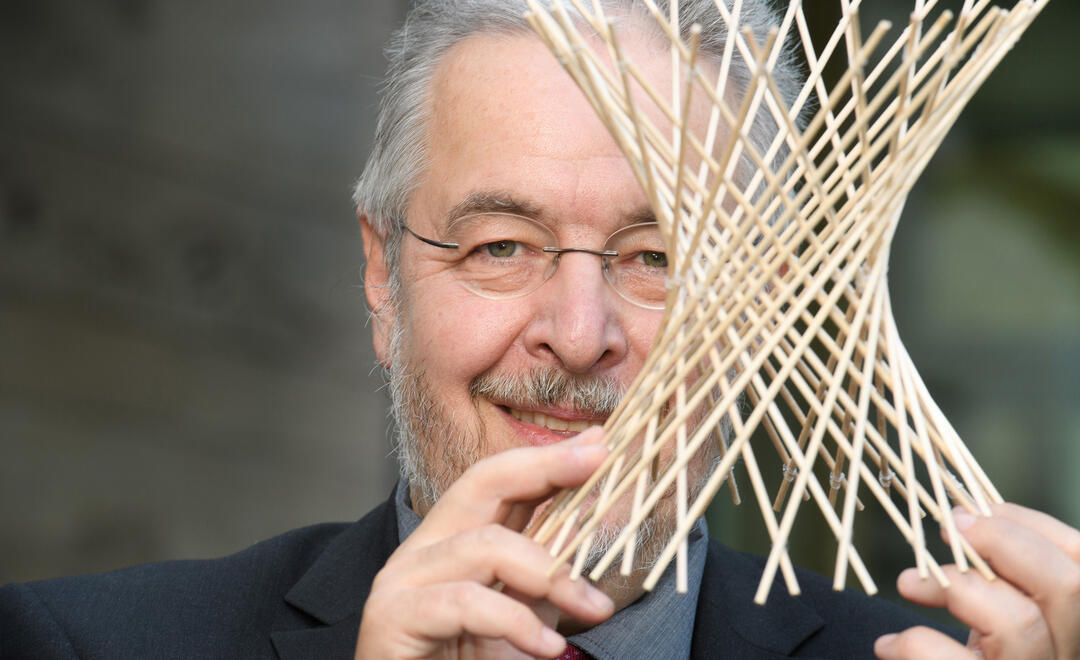 Jürgen Richter-Gebert mit einer geometrischen Figur aus Holzstäben (Foto: David Ausserhofer)