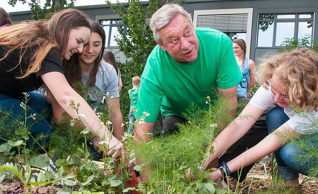 Christoph Biemann und Kinder bei der GemüseAckerdemie (Foto: Hoppenheit, Ackerdemia e.V.)