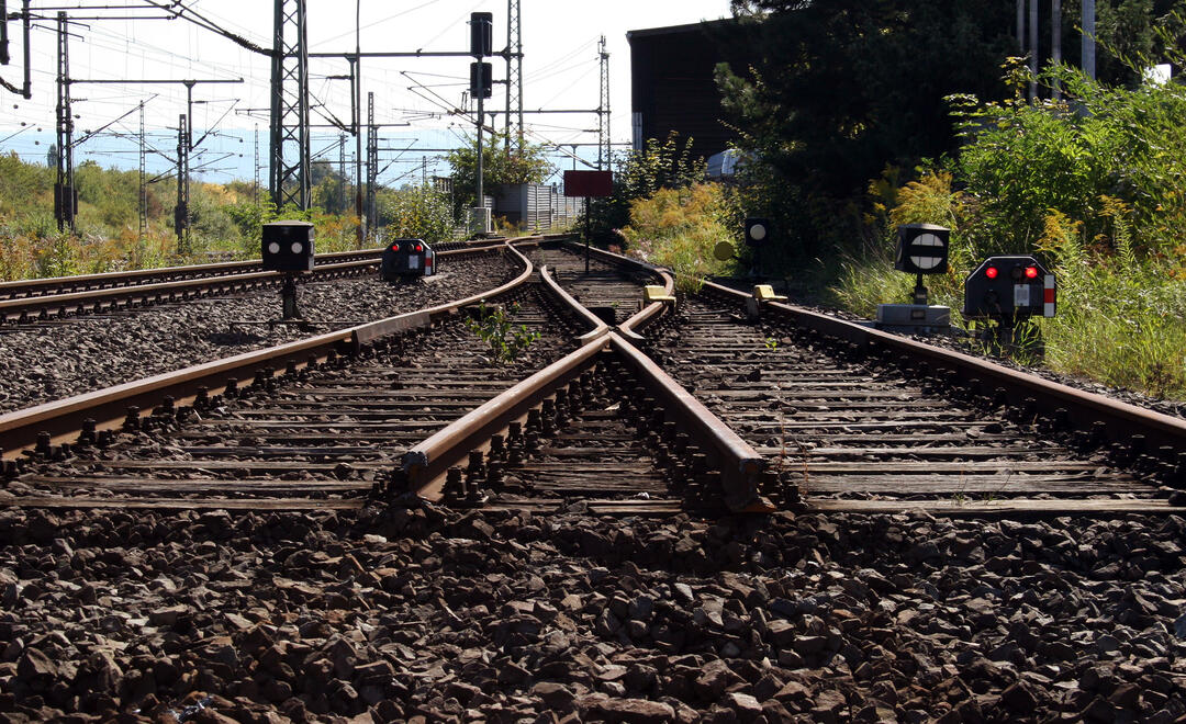 abgeschnittene Bahngleise (Foto: iStock.com/Andreas Weber)