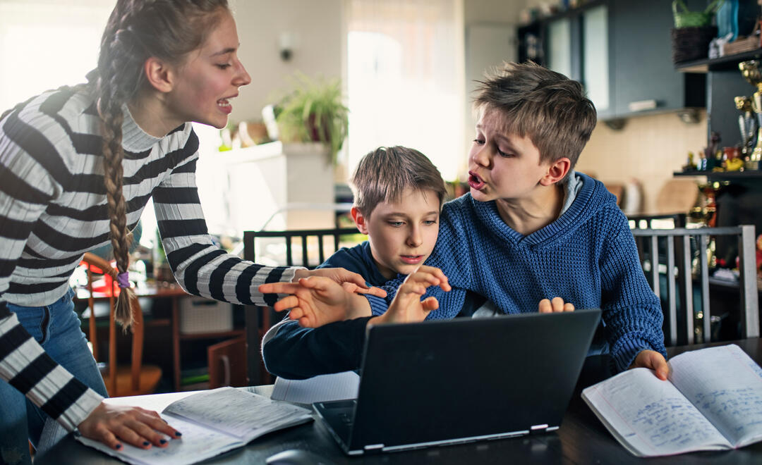 Homeschooling - Streit um Laptop (Foto: iStock/Imgorthand)