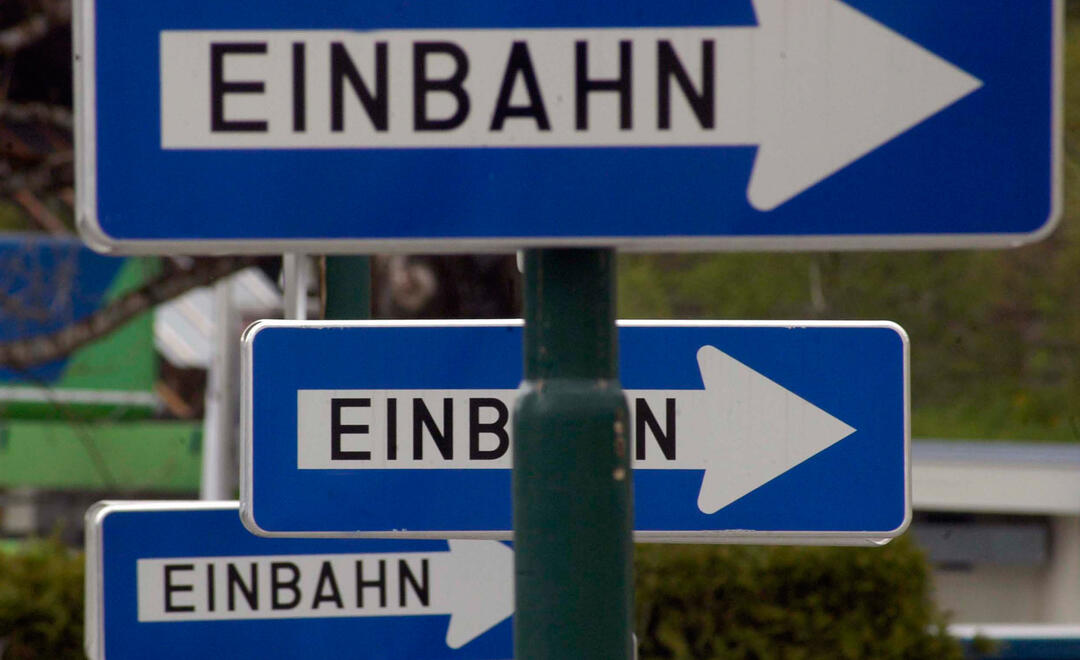 Einbahnstraßen-Schilder (Foto: iStock.com/Elmar Gubisch)