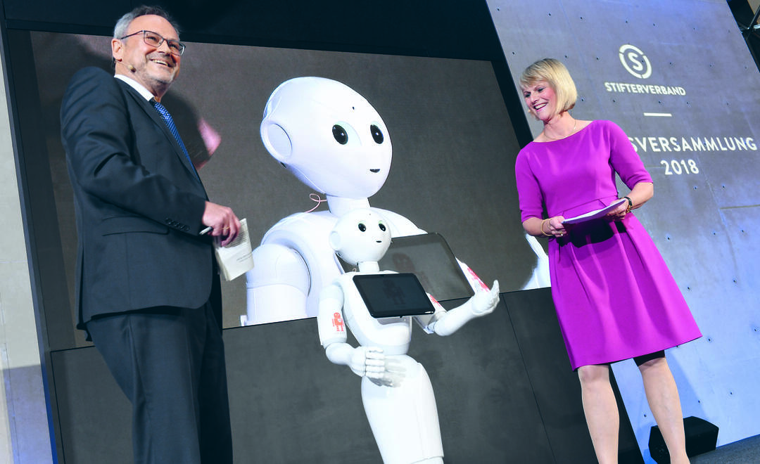 Peter Handke und sein Roboter Pepper (Foto: David Ausserhofer)