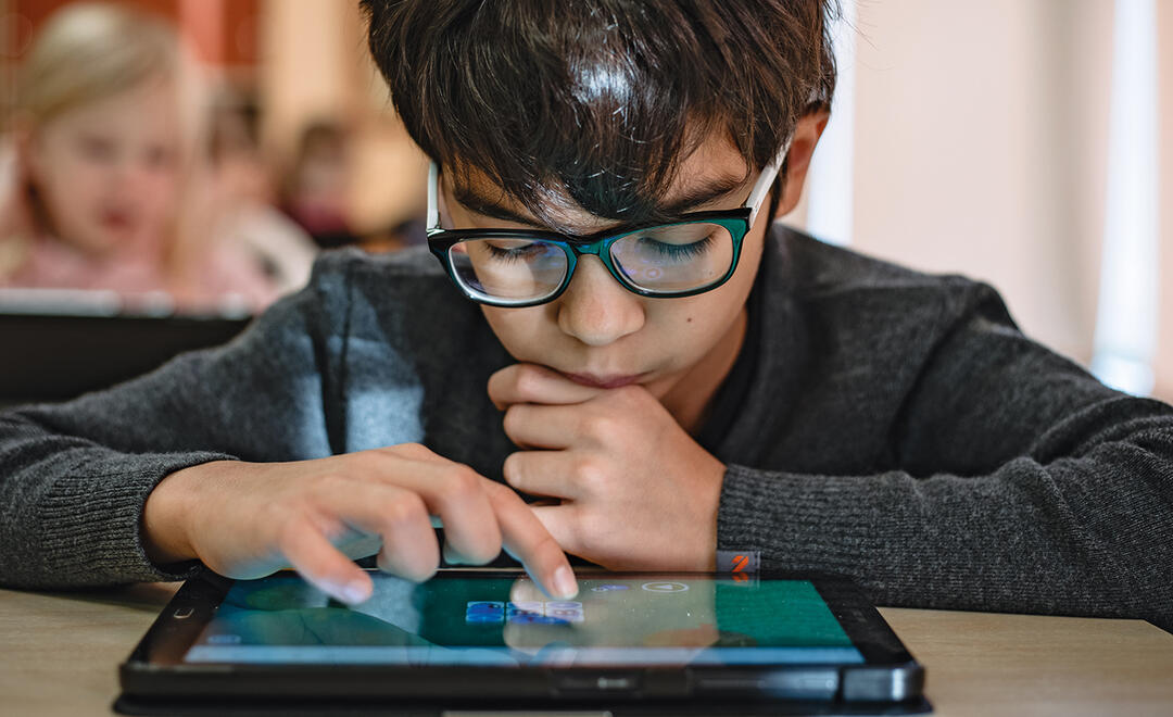 Schulkind am Tablet (Foto: Johan Huimerind)