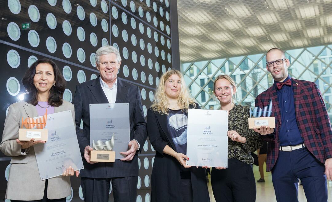 Die Gewinner von Wirkung hoch 100 mit ihren Trophäen (Foto: Kay Herschelmann)