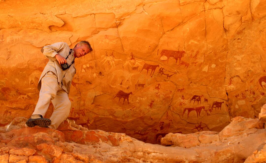 Nicht nur Felszeichnungen interessieren den Forscher – die Dokumentation mit der Kamera gehört zur Feldarbeit wie hier am Ennedi-Plateau im Tschad. Der Sandsteinkomplex in der Sahara wurde 2016 in die Welterbeliste der Unesco aufgenommen