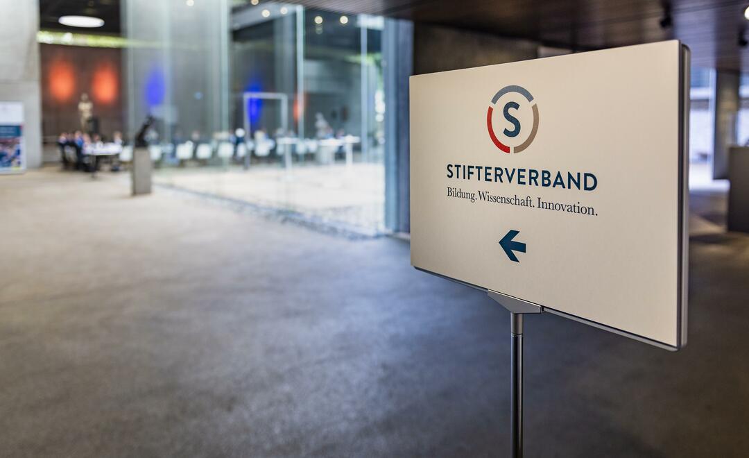 das neue Stifterverbands-Logo (Foto: Damian Gorczany) 