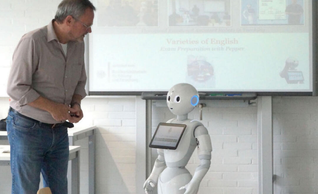 Jürgen Handke mit Pepper (Foto: Projekt H.E.A.R.T.)