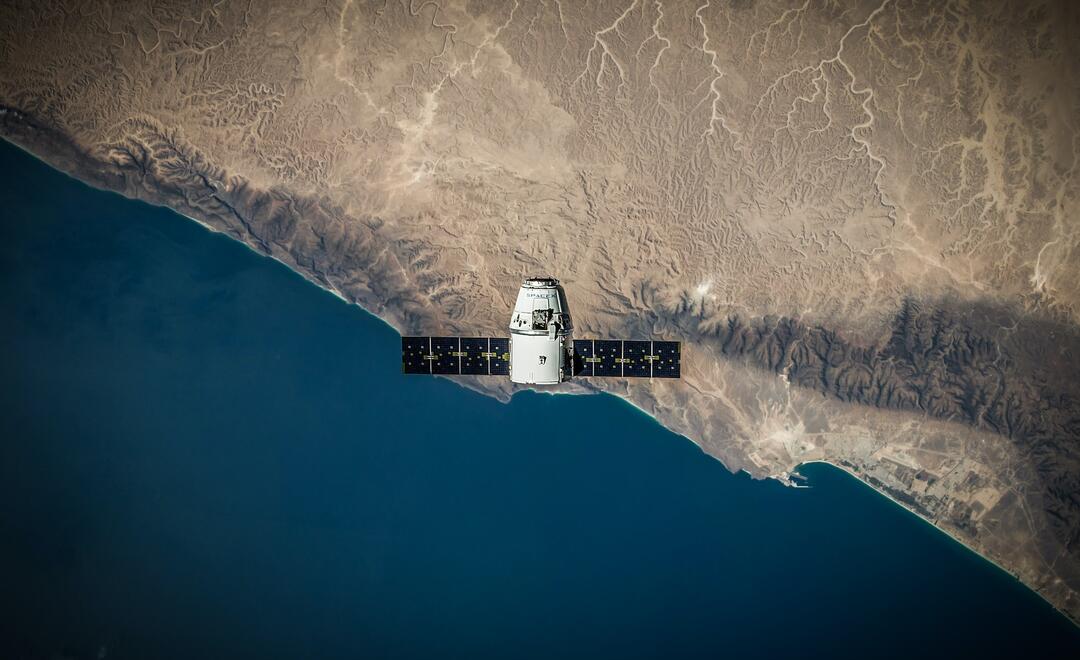 SpaceX-Satellit über einer Küste (Foto: SpaceX on Unsplash)