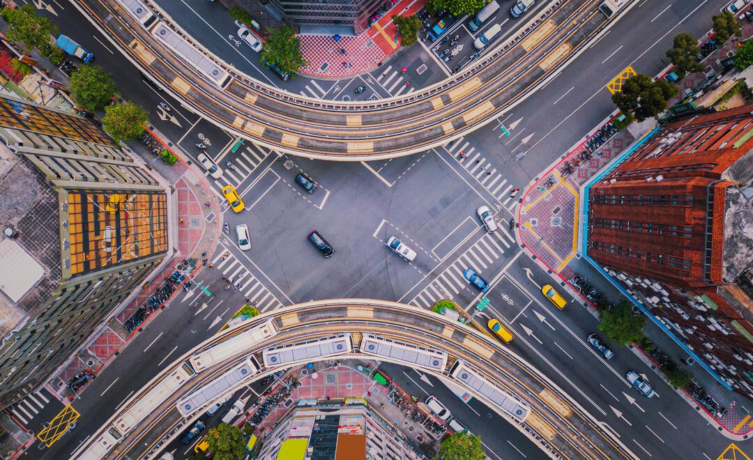 Luftaufnahme von Autos und Zügen mit Kreuzung oder Kreuzung mit Verkehr, Taipei Downtown, Taiwan. Finanzbezirk und Geschäftsfeld. Intelligente Stadttechnik.