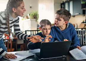 Homeschooling - Streit um Laptop (Foto: iStock/Imgorthand)