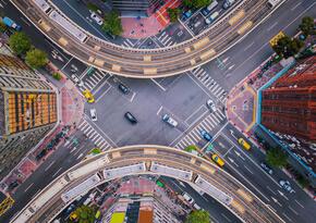 Luftaufnahme von Autos und Zügen mit Kreuzung oder Kreuzung mit Verkehr, Taipei Downtown, Taiwan. Finanzbezirk und Geschäftsfeld. Intelligente Stadttechnik.