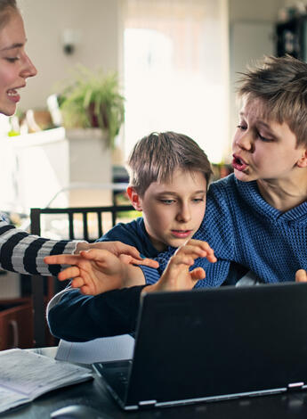 Homeschooling - Streit um Laptop (Foto: iStock/Imgorthand)