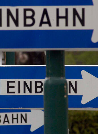 Einbahnstraßen-Schilder (Foto: iStock.com/Elmar Gubisch)