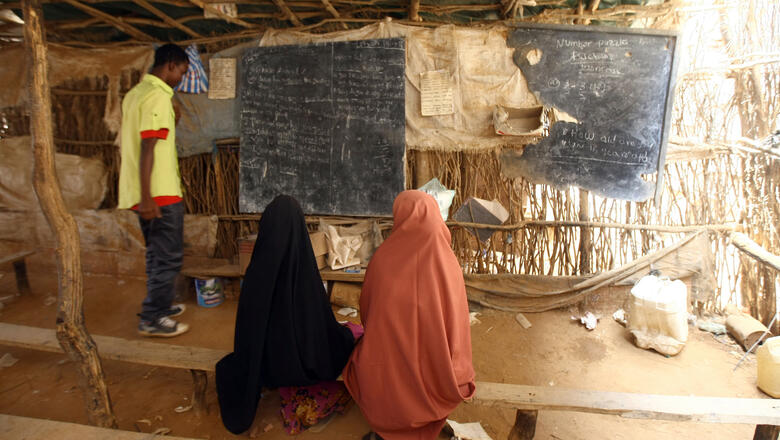 Somalische Frauen studieren Englisch im kenianischen Flüchtlingslager Dadaab.