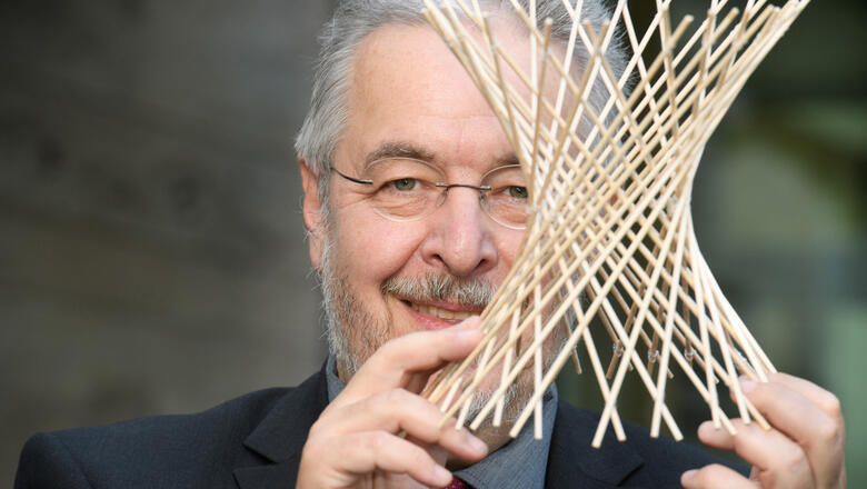 Jürgen Richter-Gebert mit einer geometrischen Figur aus Holzstäben (Foto: David Ausserhofer)