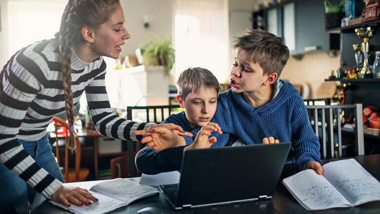 Homeschooling - Streit um Laptop (Foto: iStock/Imgorthand)