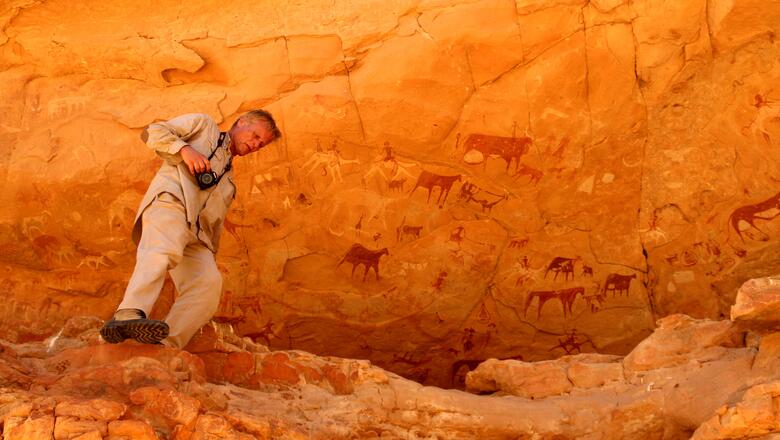 Nicht nur Felszeichnungen interessieren den Forscher – die Dokumentation mit der Kamera gehört zur Feldarbeit wie hier am Ennedi-Plateau im Tschad. Der Sandsteinkomplex in der Sahara wurde 2016 in die Welterbeliste der Unesco aufgenommen