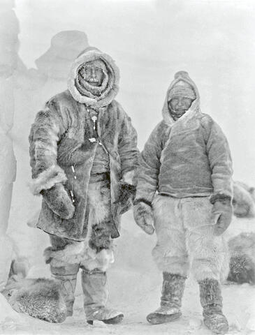 Alfred Wegener und Begleiter ((Foto: gemeinfrei/Loewe, Fritz; Georgi, Johannes; Sorge, Ernst; Wegener, Alfred Lothar, [Wegener Expedition-1930 020](https://commons.wikimedia.org/wiki/File:Wegener_Expedition-1930_020.jpg)