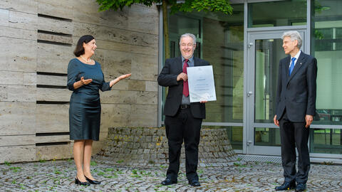 Katja Becker (DFG) und Andreas Barner (Stifterverband) verleihen den Communicator-Preises 2021 an Jürgen Richter-Gebert (Mitte) (Foto: David Ausserhofer) 