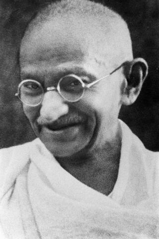 Mahatma Gandhi (Foto: [Von Unbekannt](https://www.flickr.com/photos/55638925@N00/255569844/), [Gemeinfrei](https://commons.wikimedia.org/w/index.php?curid=2369294)