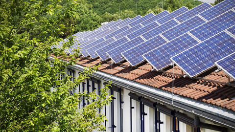 Solarmodule auf Dach (Foto: Umwelt-Campus Birkenfeld/Linda Blatzek)